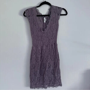 1 💜 Babaton Aritzia Lace Floral Dress